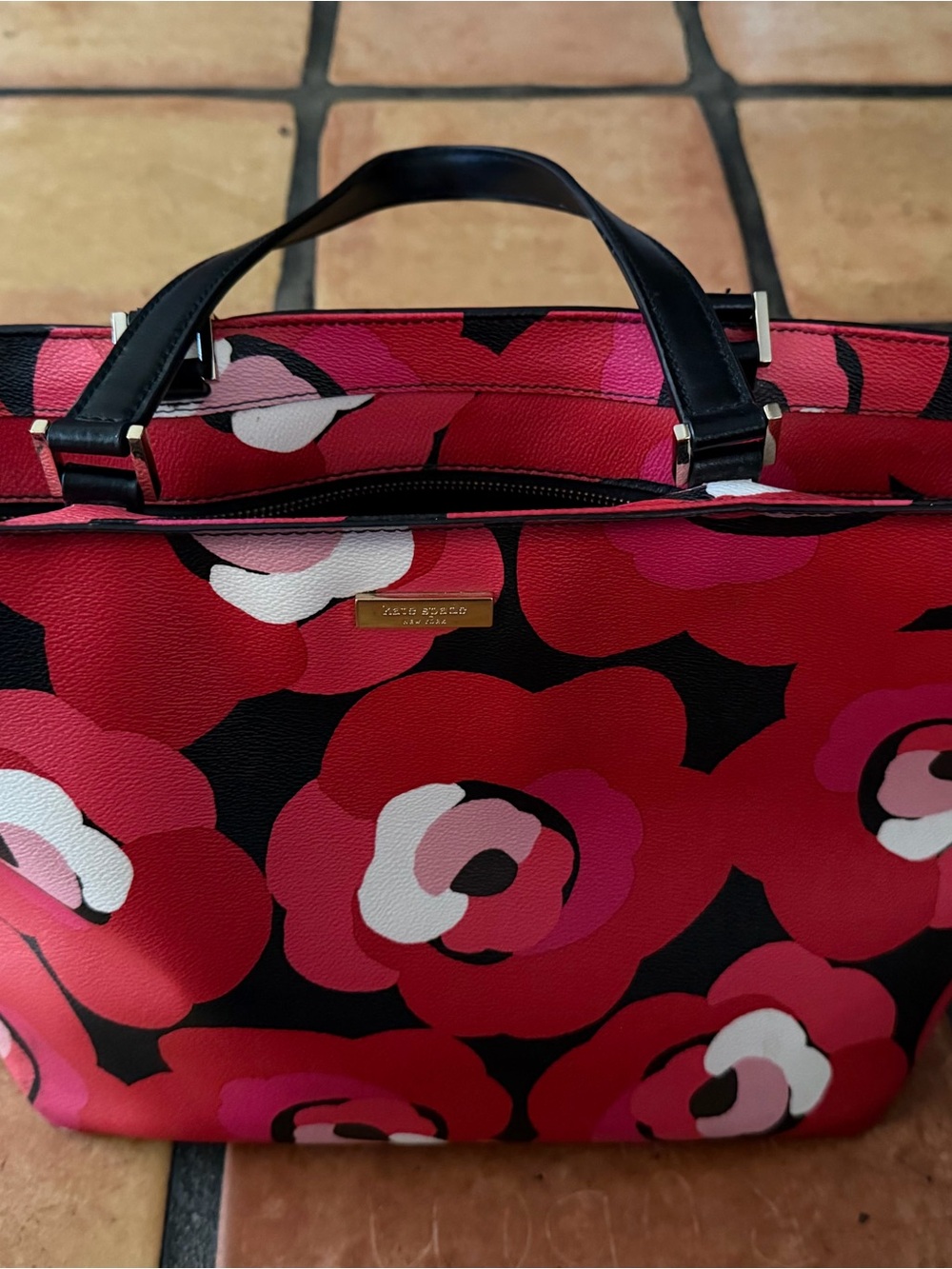 GOOD CONDITION KATE SPADE RED & PINK FLORAL SHOULDER BAG WITH BLACK HANDLES